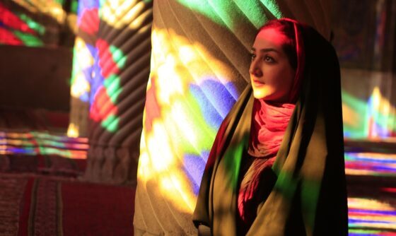 W jakim języki mówi ta Pani na zdjęciu, która mieszka w Iranie?